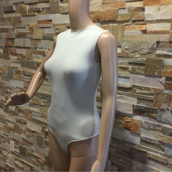 SKIMS Essential crew neck sleeveless bodysuit - Picture 2 of 6